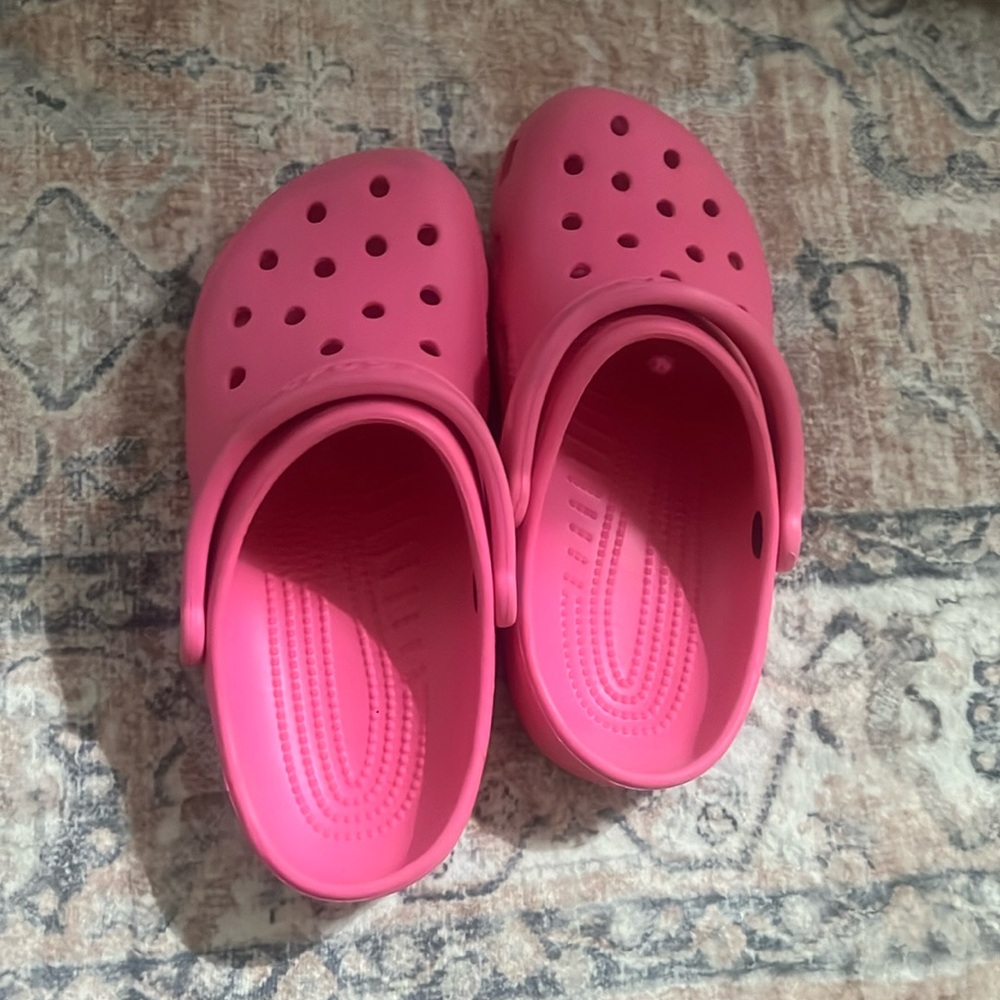 hot pink crocs